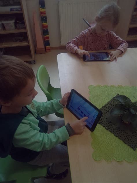 Ilustrácia dieťaťa hrajúceho sa s tabletom