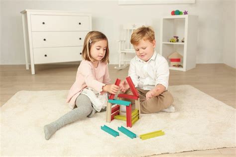 Deti hrajúce sa so stavebnicou geometrických tvarov