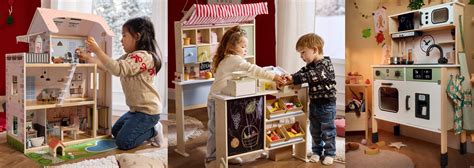 Deti hrajúce sa s drevenou kuchynkou