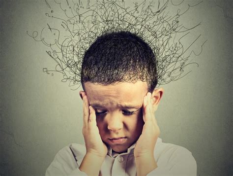 Ilustrácia dieťaťa s ADHD v triede, ktoré má problémy s koncentráciou