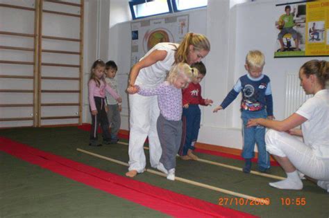 Deti na hodine gymnastiky