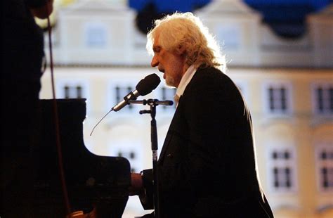 Petr Hapka s klavírom