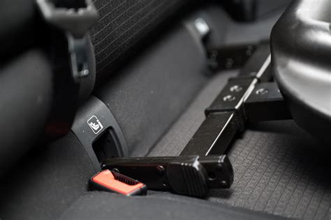 Ilustrácia otočnej a výsuvnej ISOFIX základne