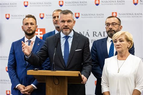 Tím reklamnej agentúry pracujúci v moderných priestoroch