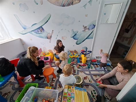 Interiér jaslí s hračkami a detským nábytkom