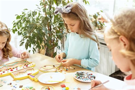 Deti zapojené do rôznych kreatívnych a vzdelávacích aktivít