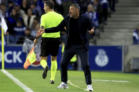 Futbalový tréner rozpráva s hráčmi