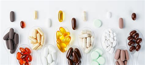 Ilustrácia rôznych foriem vitamínov: tablety, kapsule, prášok, sprej