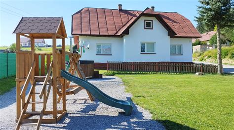 Vonkajšia záhrada jaslí s preliezkami a pieskoviskom