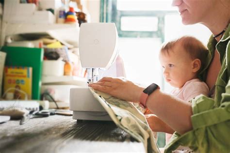 Ilustrácia ženy na materskej dovolenke s notebookom