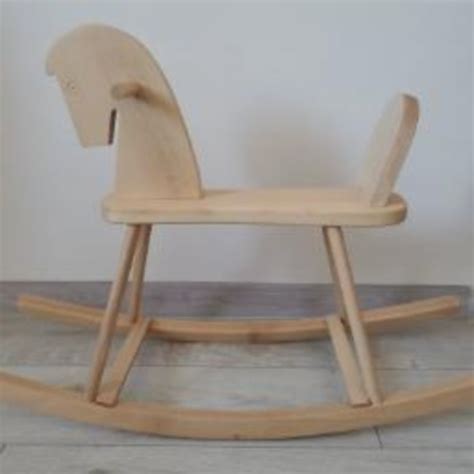 drevený hojdací koník