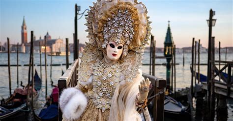 Deti na karnevale v kostýmoch