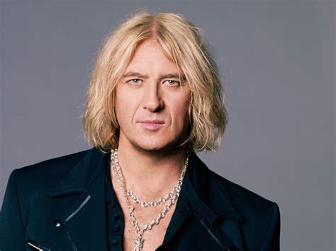 Joe Elliott na pódiu
