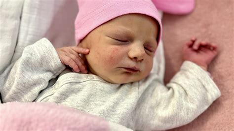 Bábätko skúma predmety