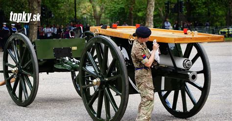 Smútočný sprievod s autami