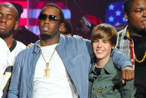 Justin Bieber spieva na pódiu