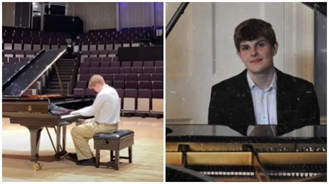 Kamil Kulich pri hre na klavír