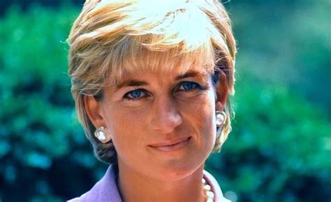 Princezná Diana v červených šatách po pôrode