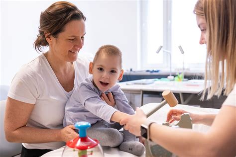 Dieťa pijúce z pohárika