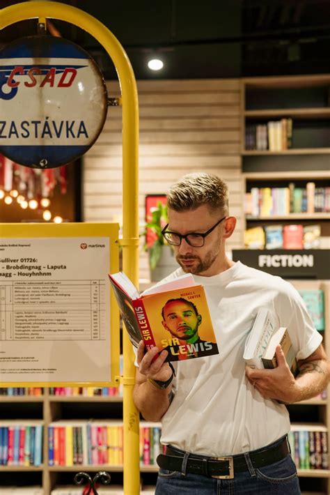 Jedináčik číta knihu