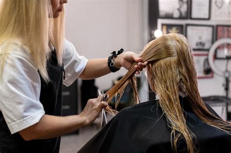 ilustračná fotografia detského strihania v kaderníctve