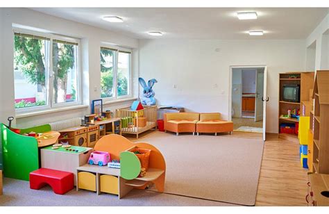 Interiér detských jaslí s hračkami a nábytkom