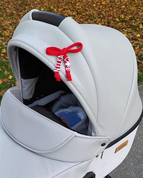 Červená mašlička na kočíku