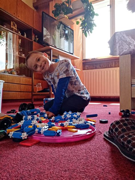 Rodina si prezerá album s fotografiami.