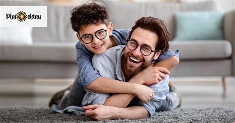 Otec hrá s dieťaťom