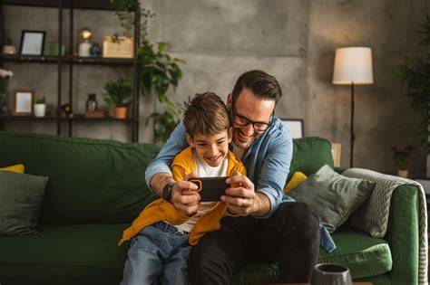 Ilustrácia neverbálnej komunikácie medzi rodičom a dieťaťom