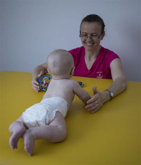 Dieťa na brušku dvíha hlavičku