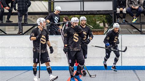 Hokejbalisti oslavujúci víťazstvo