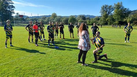 Športovec žiadajúci o ruku na ihrisku