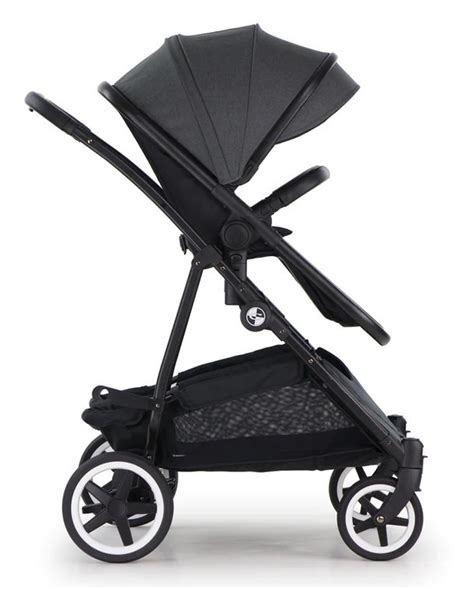 Čierny kočík s kvetinovými detailmi