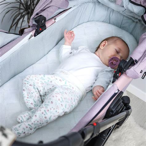 Ilustrácia detského rehabilitačného kočíka MEWA PLUS s dieťaťom