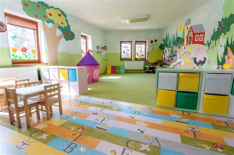 Interiér detských jaslí s hračkami a deťmi