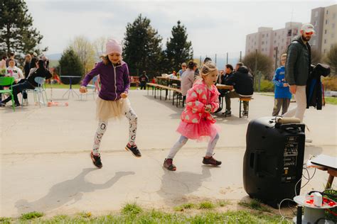 Deti sa hrajú s rôznymi typmi kočíkov pre bábiky