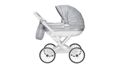 Dieťa tlačí kočík pre bábiky v parku