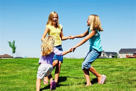 Deti sa hrajú s kočíkmi a bábikami