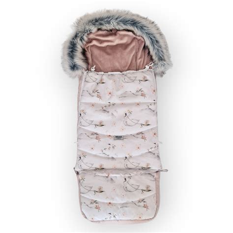 Ilustrácia novorodenca v hlbokej vaničke kočíka