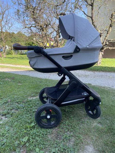 Stokke Trailz na lesnej ceste