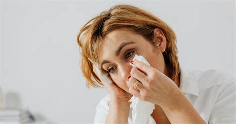 žena plače nad stratou dieťaťa