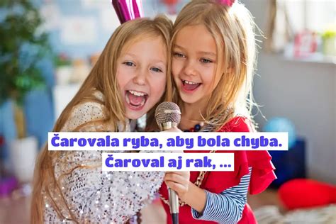 Deti recitujú.