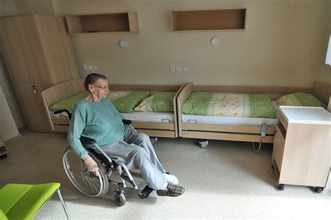 Ilustračná fotografia pracovníčky sociálnej starostlivosti navštevujúcej rodinu