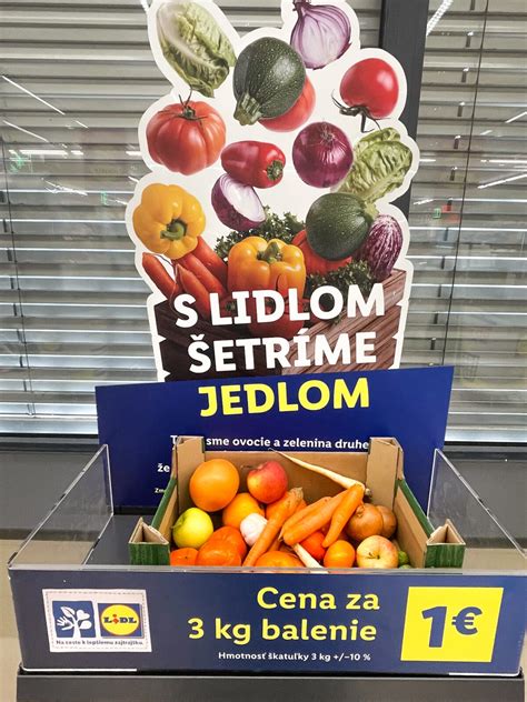 Obrázok chutných a farebných krabičiek s jedlom