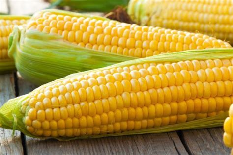 Ingrediencie na kukuričnú polievku: kukurica, cibuľa, mrkva, zemiaky