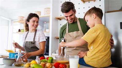 Rodina spoločne varí