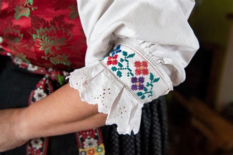 Detail výšivky zo slovenského kroja