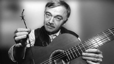 Karel Kryl s gitarou