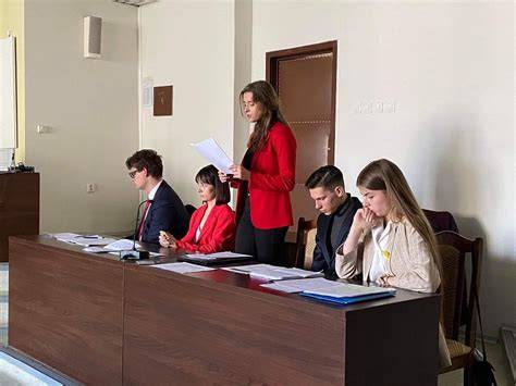 Ilustrácia symbolizujúca exekúciu a súdny proces